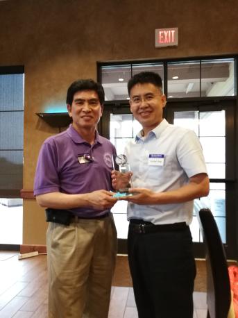 堪萨斯州立大学商公司副经理许淳教授为公司赠送纪念品