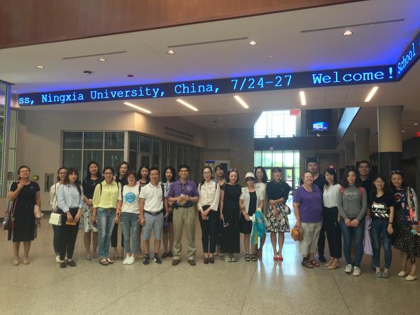 beat365MBA师生在堪萨斯州立大学商公司合影留念