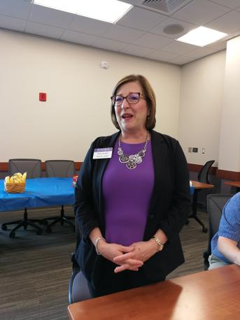 PMBA项目主任Suzy Auten 做工作安排