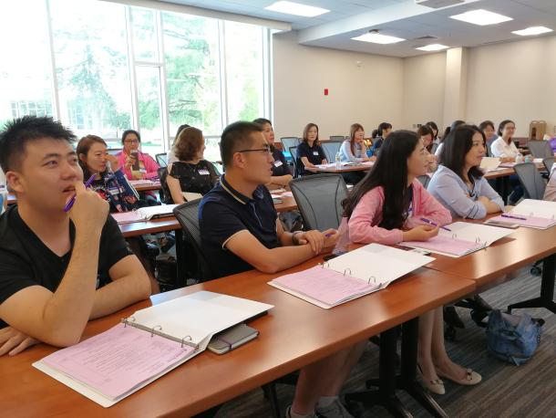 MBA师生认真听课
