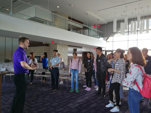 橄榄球馆负责人向beat365MBA师生介绍球馆概况