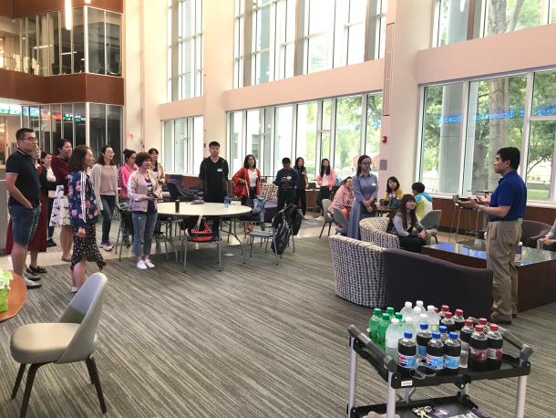 堪萨斯州立大学许淳教授向beat365MBA师生介绍商公司概况